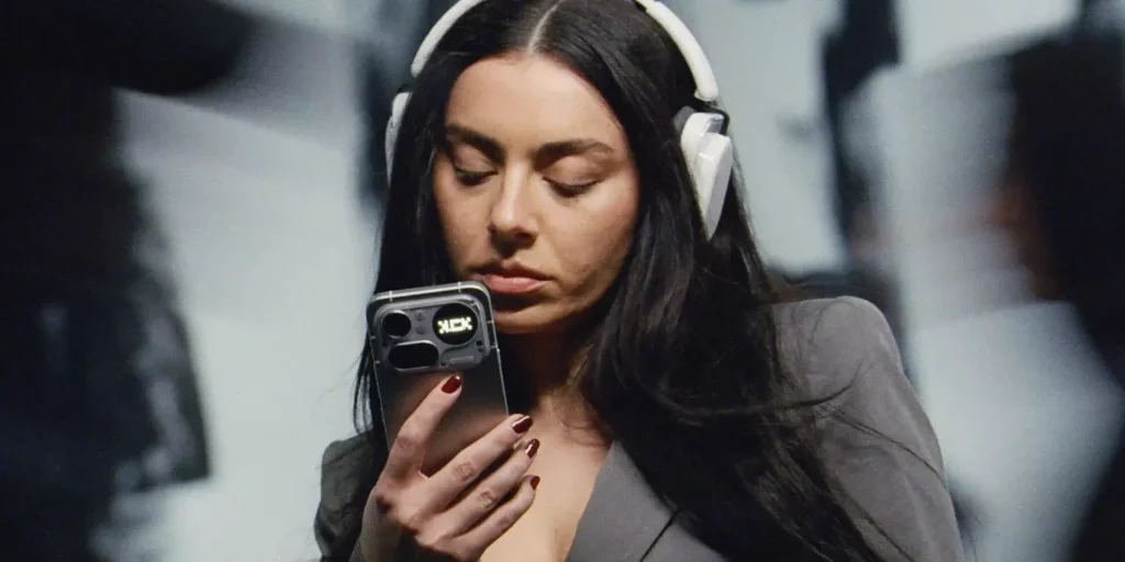 Charli xcx embajadora Nothing